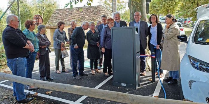 INAUGURATION DE LA BORNE DE RECHARGE POUR VÉHICULES ÉLECTRIQUES A BEAUMONTOIS ENPERIGORD. Photo Chantal Billes